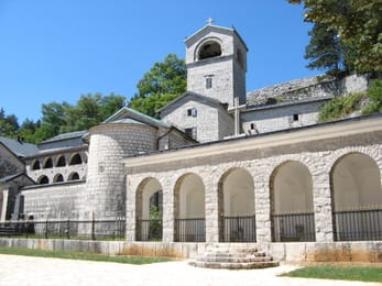 Le monastère de Cetinje et son clocher de pierre.