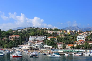 Herceg Novi en amphithéâtre au-dessus de son port, à l’entrée de la baie.