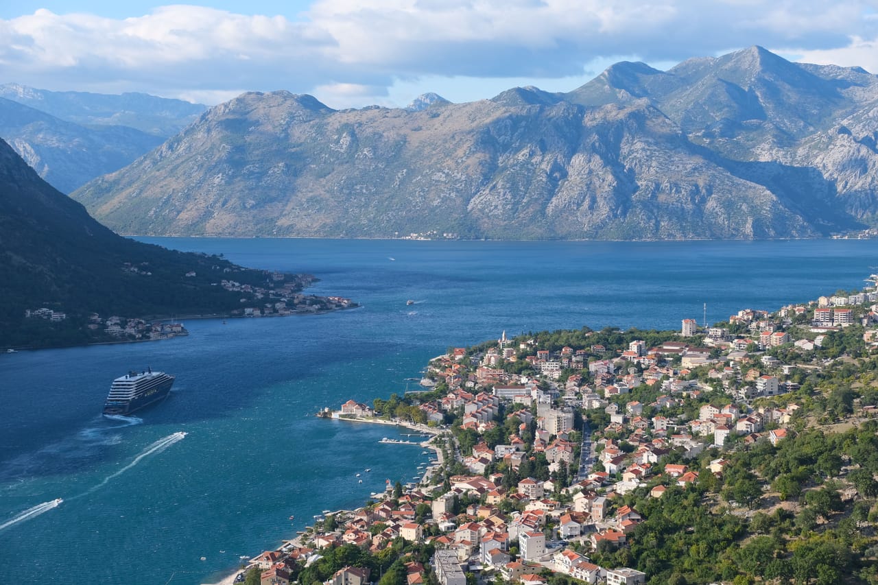 Les bouches de Kotor vues du ciel : la baie bleue entre les montagnes calcaires.