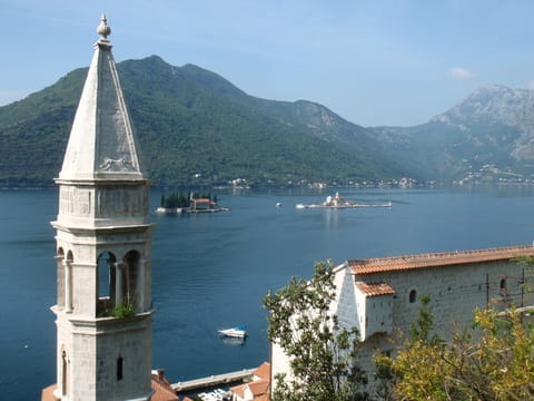 Perast et ses deux îlots, Saint-Georges et Notre-Dame-du-Rocher.