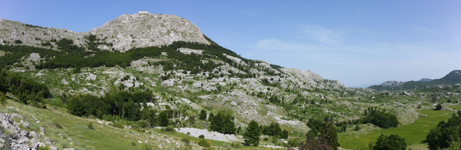 Le Jezerski vrh et le mausolée de Njegoš, au-dessus des alpages karstiques du Lovćen.