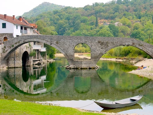 Le pont du prince Danilo sur la rivière, à Rijeka Crnojevića.