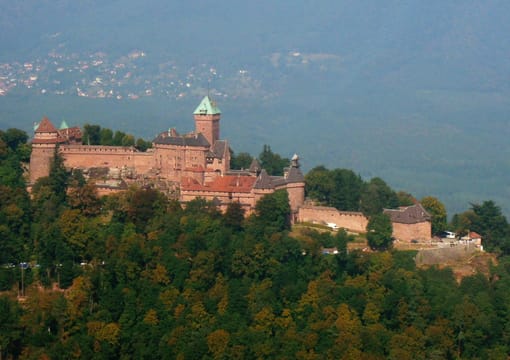 Le Haut-Kœnigsbourg au-dessus de la plaine d’Alsace.