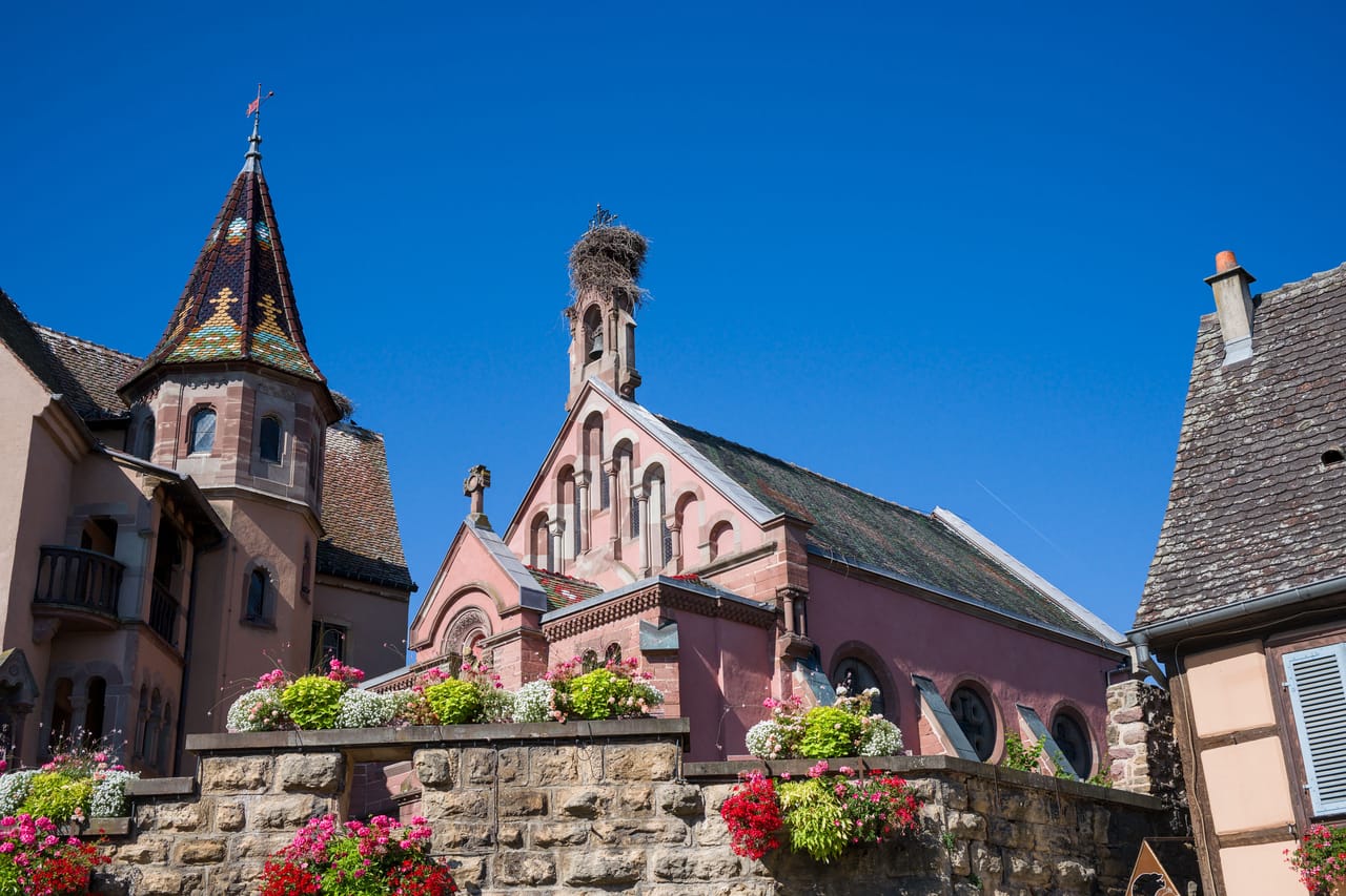 Eguisheim, ses maisons colorées et la chapelle Saint-Léon.