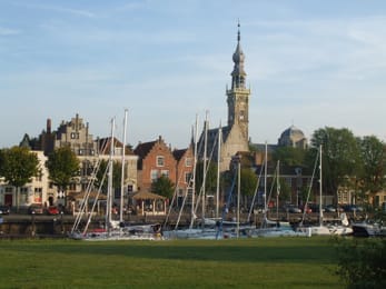 Veere depuis l’eau, ses maisons à pignons et la tour de l’hôtel de ville.
