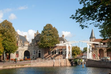 La Zuidhavenpoort et le pont-levis du vieux port de Zierikzee.