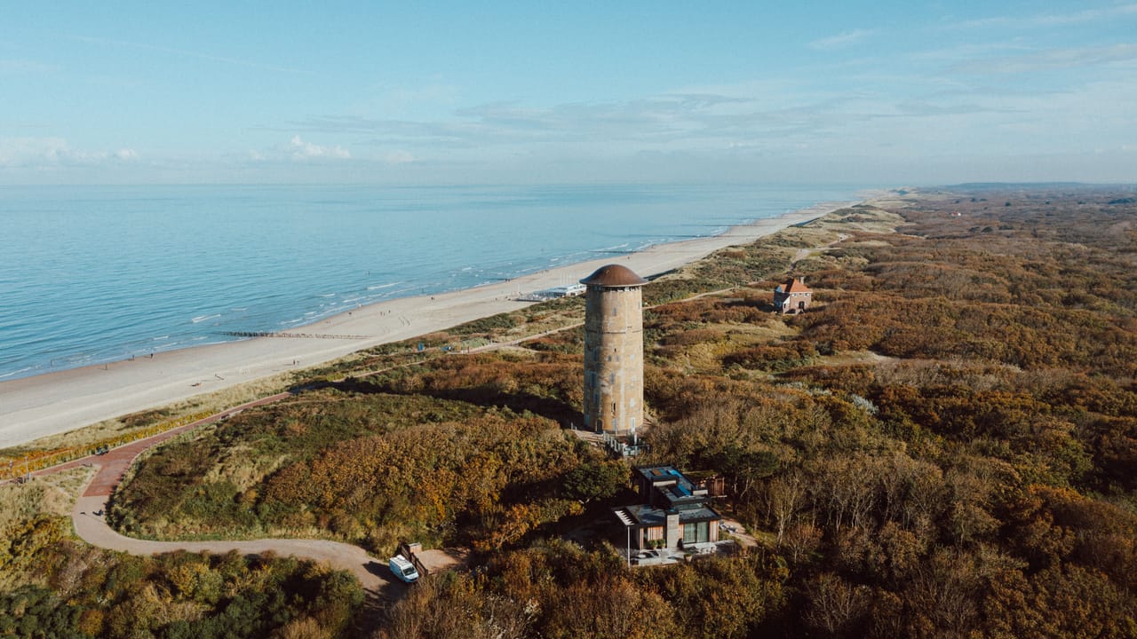 Les dunes de Domburg et leur château d’eau, entre la plage et la mer du Nord.