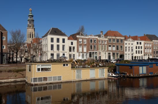 La Lange Jan au-dessus des façades de la Londensekaai, à Middelburg.