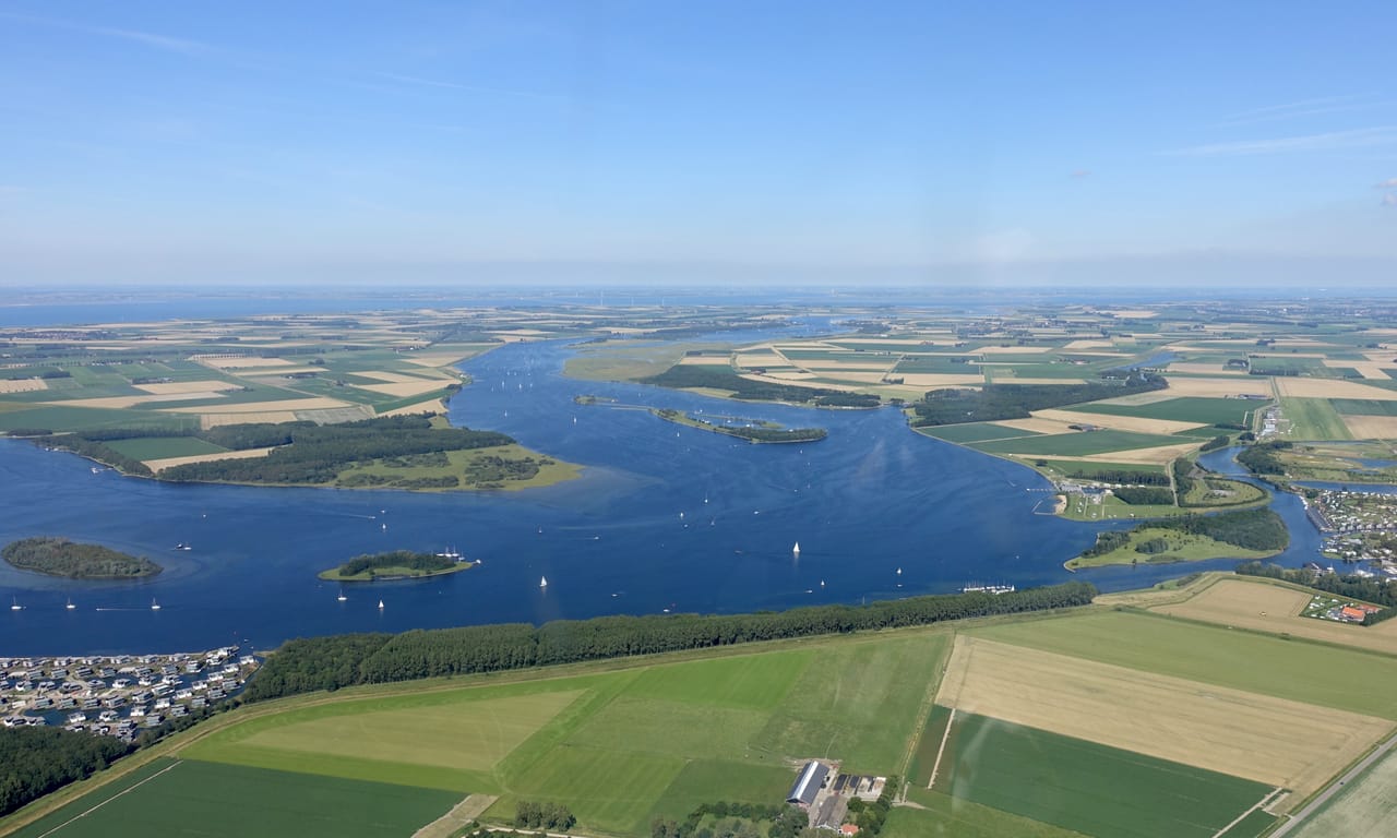 Le Veerse Meer vu du ciel, entre îlots boisés et polders.