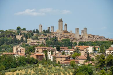 San Gimignano et ses tours, au-dessus des maisons et des oliviers.