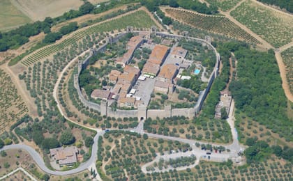 Monteriggioni vu du ciel, son enceinte et ses tours cernées de vignes et d’oliviers.