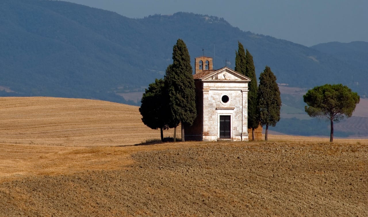 La chapelle de Vitaleta, seule entre ses cyprès sur une colline blonde du Val d’Orcia.