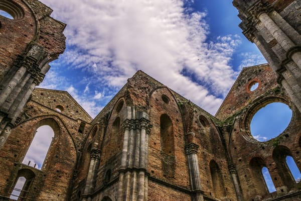 La nef sans toit de l’abbaye de San Galgano, ouverte sur le ciel.
