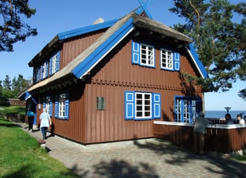 La maison d’été de Thomas Mann à Nida, son toit de chaume et ses volets bleus.