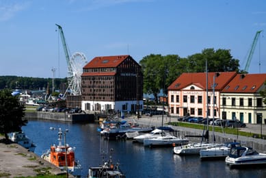 Le port de plaisance de Klaipėda, ses voiliers et l’ancien moulin devenu hôtel.