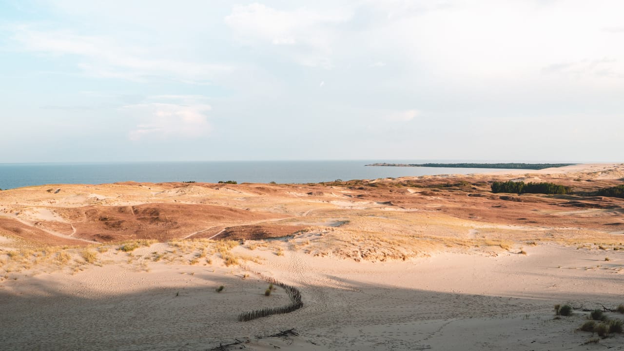 Les grandes dunes de l’isthme de Courlande, entre la lagune et la Baltique.