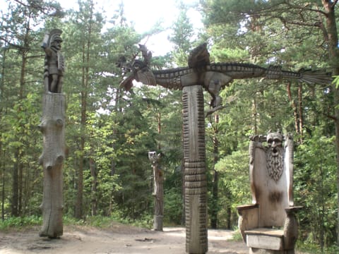 Les sculptures en bois de la colline des Sorcières, à Juodkrantė.