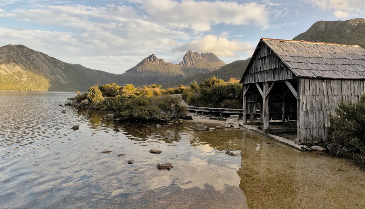Le hangar à bateaux de Dove Lake, au pied de Cradle Mountain.