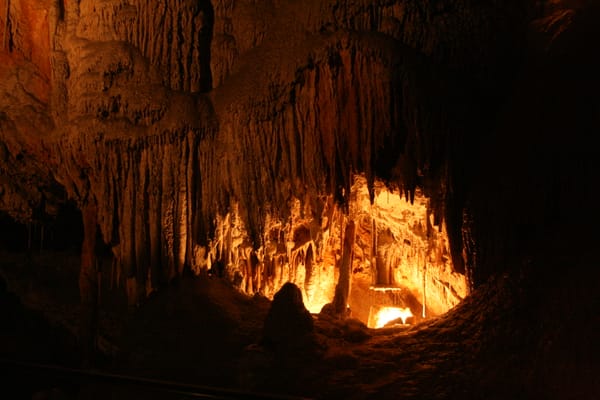 Concrétions éclairées dans la grotte de Marakoopa.