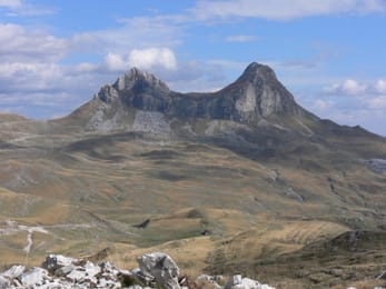 La double pointe de Sedlena Greda au-dessus des alpages, près du col de Sedlo.