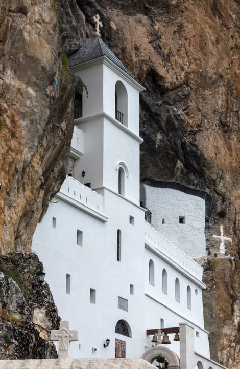 Le monastère supérieur d’Ostrog, construit dans la paroi.