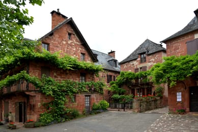 Une rue de Collonges-la-Rouge et ses maisons de grès rouge.