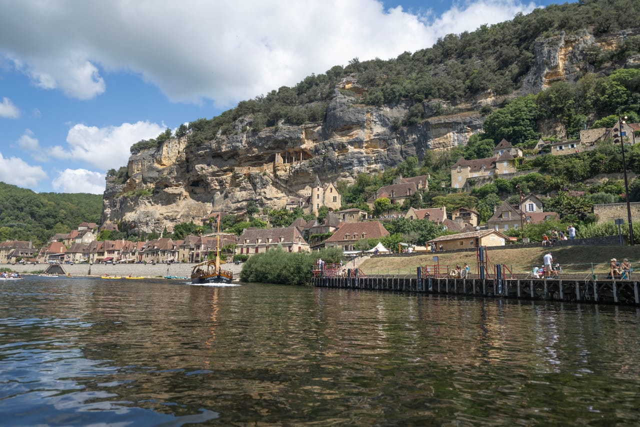La Roque-Gageac, entre la falaise et la Dordogne.