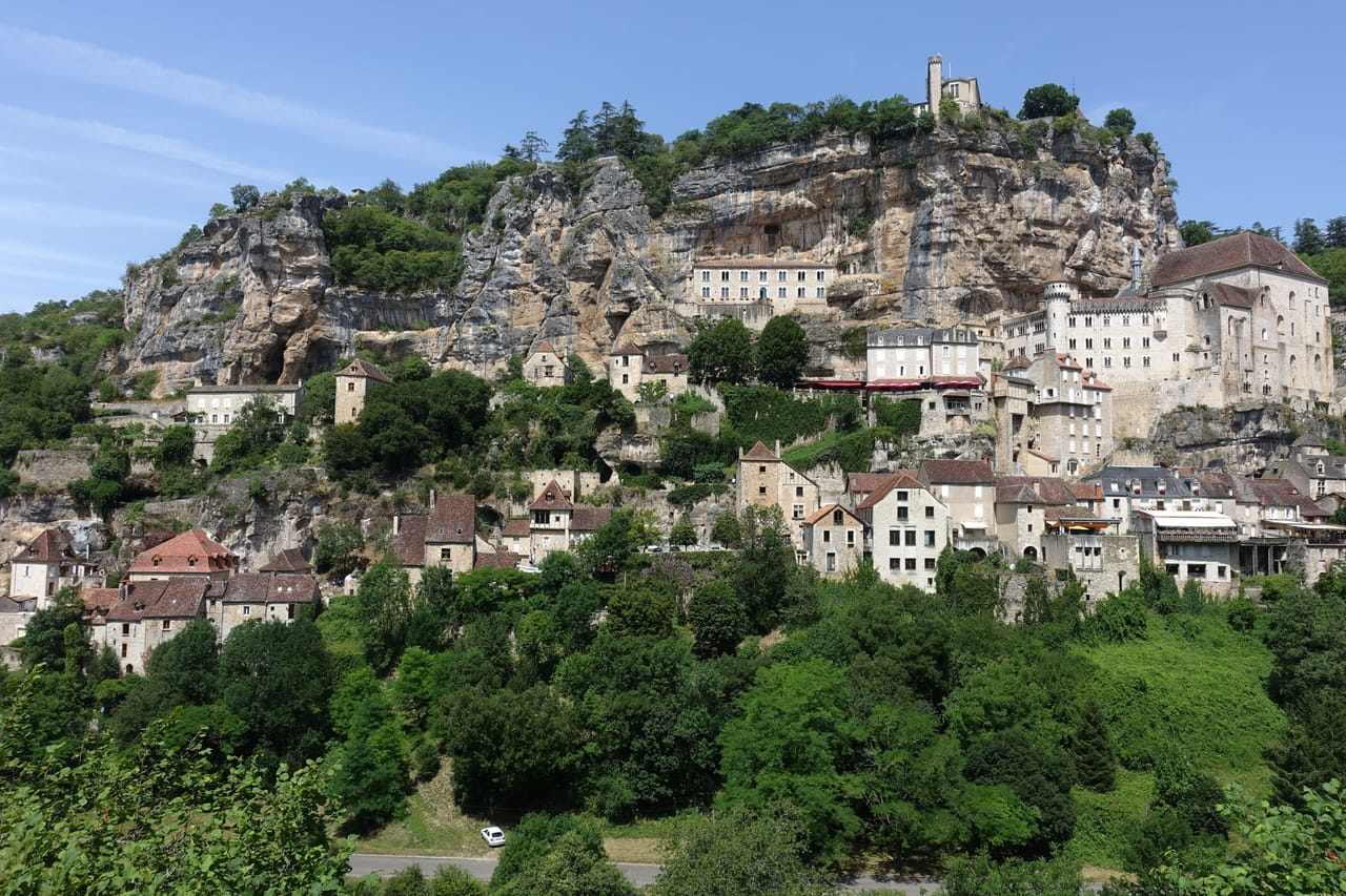 Rocamadour accrochée à sa falaise.