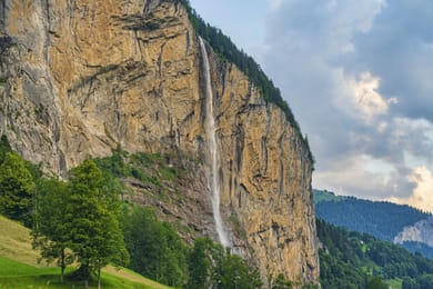 La chute du Staubbach le long de sa falaise dorée, à Lauterbrunnen.