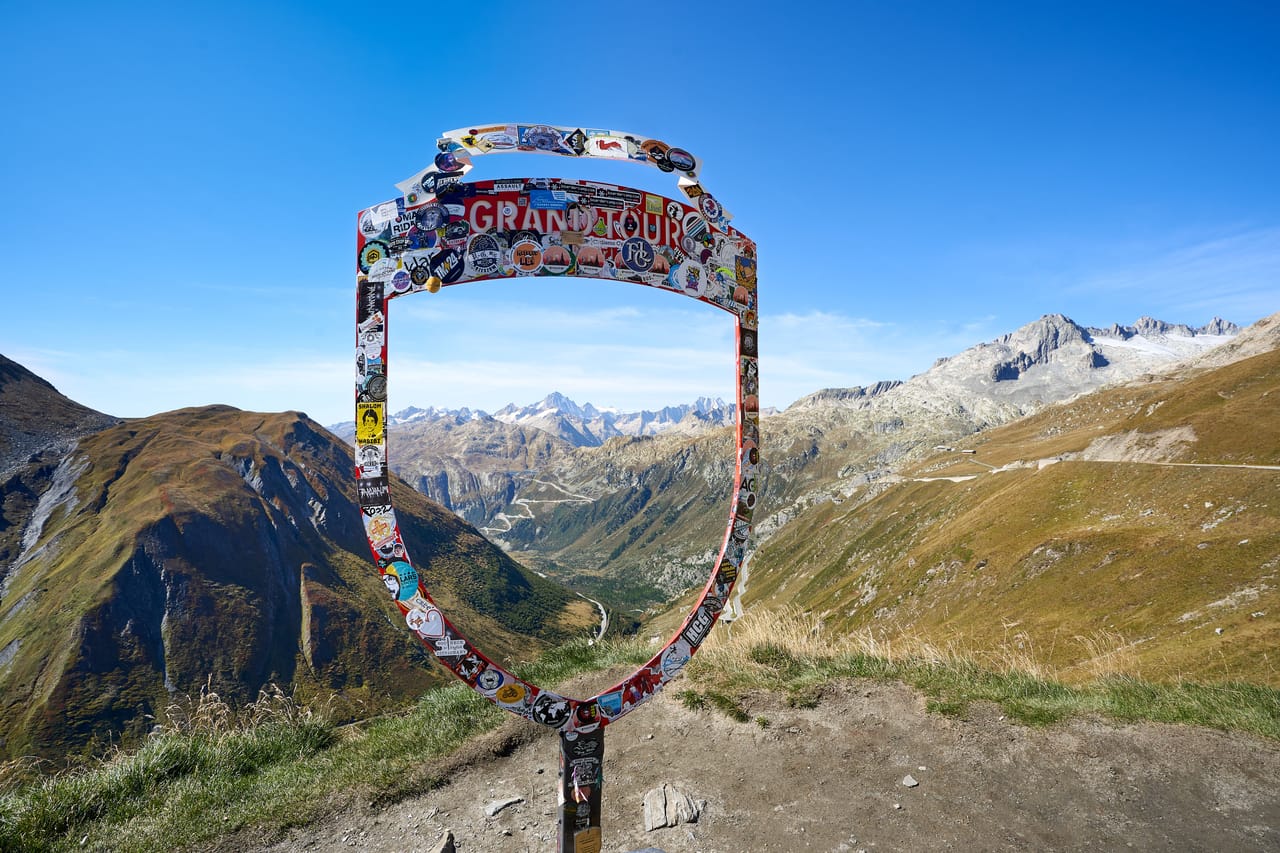 Le cadre photo du Grand Tour au col de la Furka, face aux Alpes valaisannes.