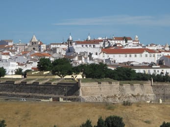Elvas, ville blanche au-dessus de ses bastions et de ses glacis.