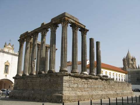 Le temple romain d’Évora, ses colonnes corinthiennes sur leur podium et, derrière, la tour de la cathédrale.