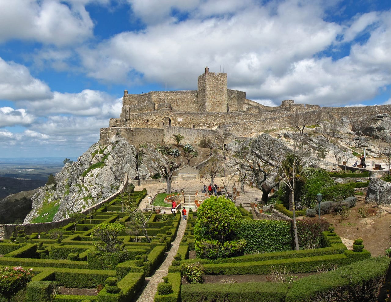 Le château de Marvão sur son éperon de quartzite, au-dessus d’un jardin de buis.