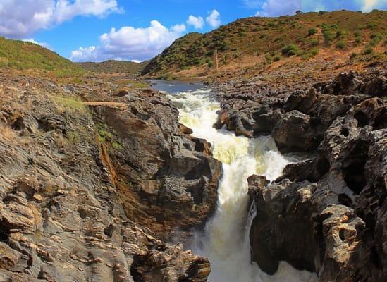 Au Pulo do Lobo, le Guadiana bouillonne entre des dalles de schiste sombre.