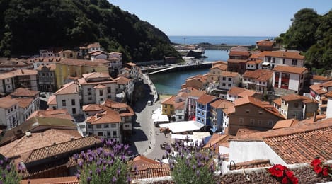 Cudillero, étagé autour de son port.