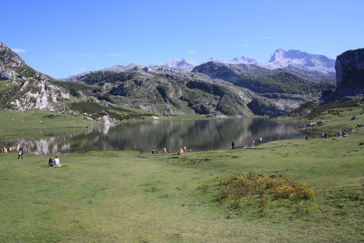 Les lacs de Covadonga sous les sommets des Picos.