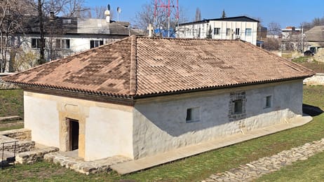 L’église de la Dormition de Căușeni, à moitié enterrée sous son grand toit de tuiles.