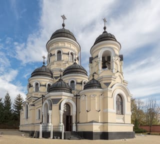Les coupoles de l’église du monastère de Căpriana.