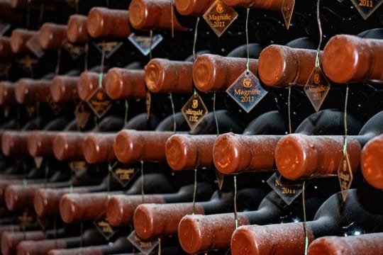 Des bouteilles millésimées couchées dans une cave de Moldavie.