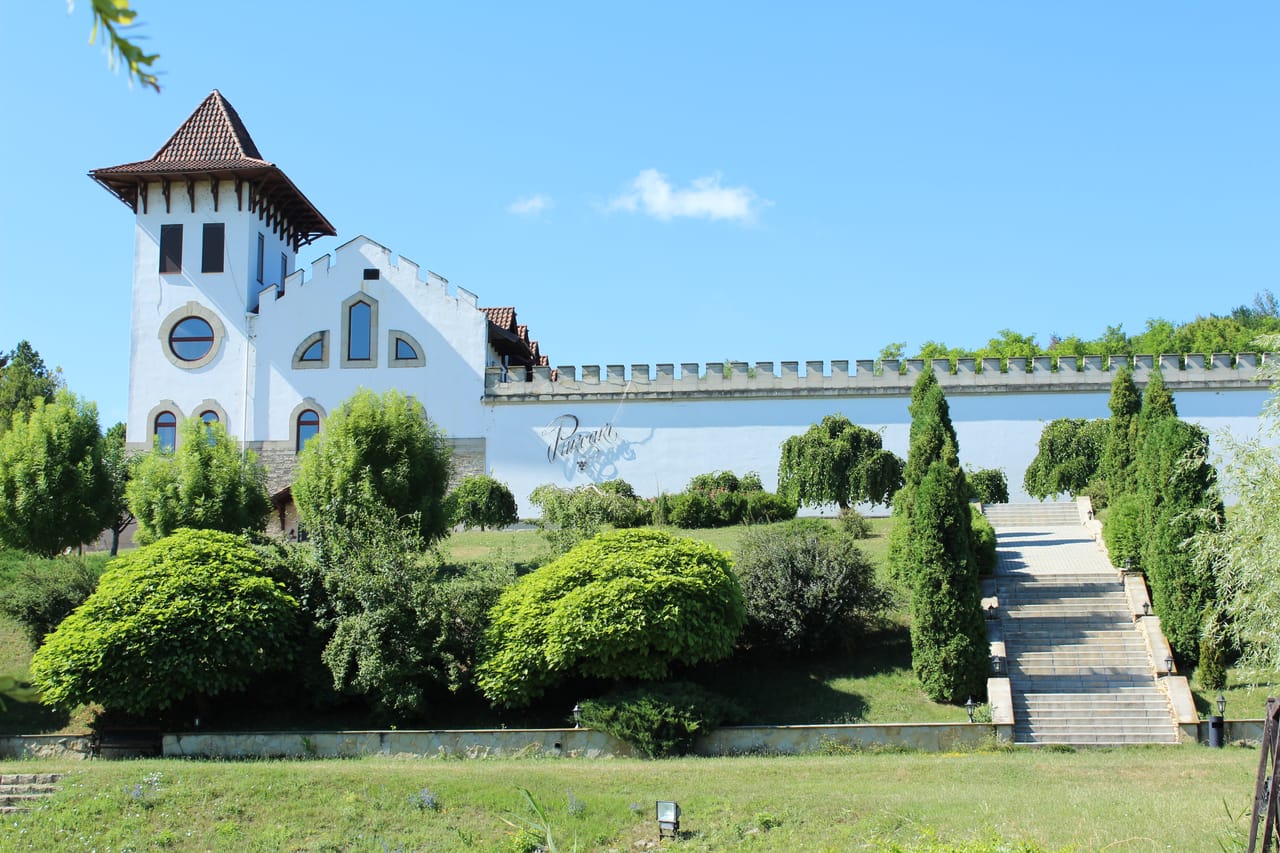 Le château de Purcari, sa tour blanche et ses jardins.
