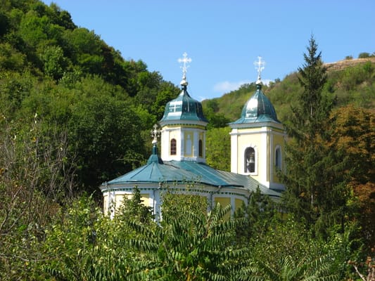 Le monastère de Saharna et ses coupoles vertes, dans la gorge boisée.
