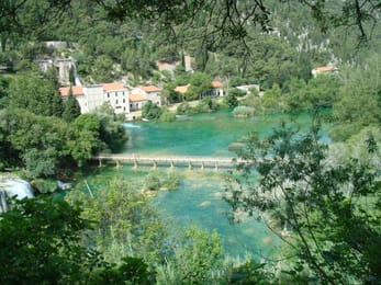 Le bassin turquoise et la passerelle de bois de Skradinski buk.