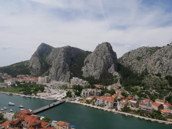 Omiš et l’embouchure de la Cetina, entre les parois du canyon.