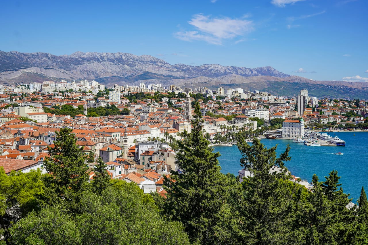 Split et son port au pied du Mosor, vus des pentes du Marjan.