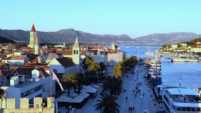 Trogir, sa riva bordée de palmiers et ses clochers, vue du fort Kamerlengo.