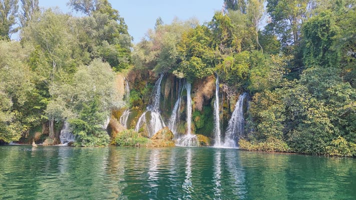 Roški slap, ses cascades de tuf et la rivière verte.