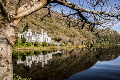 Kylemore Abbey et son reflet dans le lac.