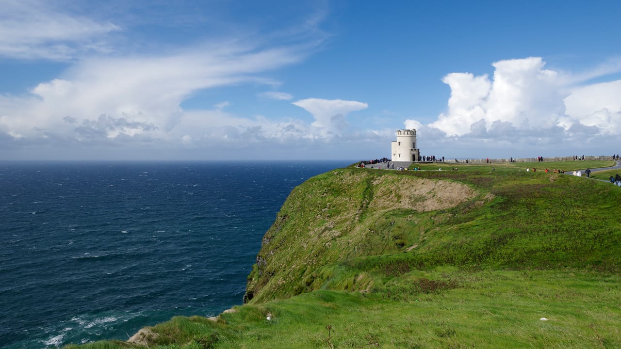 Les falaises de Moher et la tour O’Brien, au-dessus de l’Atlantique.