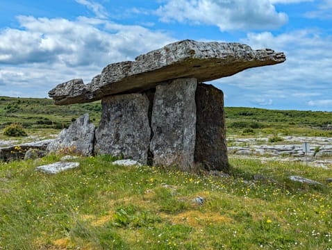 Le dolmen de Poulnabrone, posé sur les dalles du Burren.