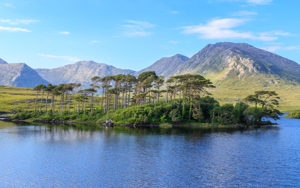 Pine Island sur le Derryclare Lough, devant les Twelve Bens.